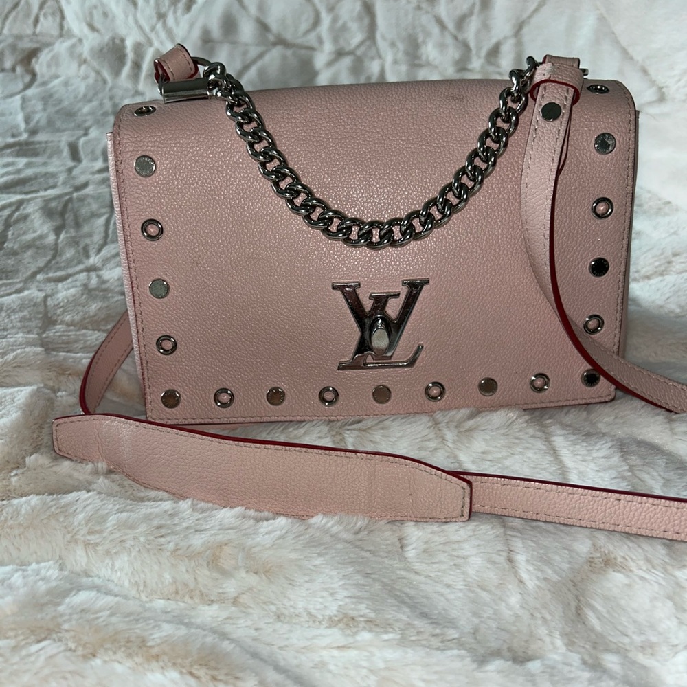Louis Vuitton lockme II grommet  leather Crossbody & chain bag